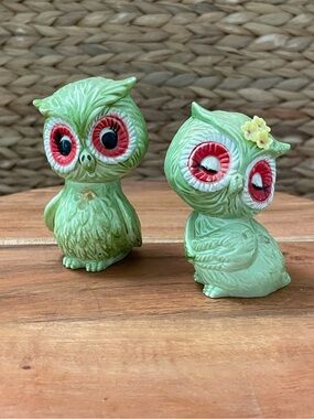 Vintage green owl salt and pepper shakers, hard‎ plastic made in Hong Kong